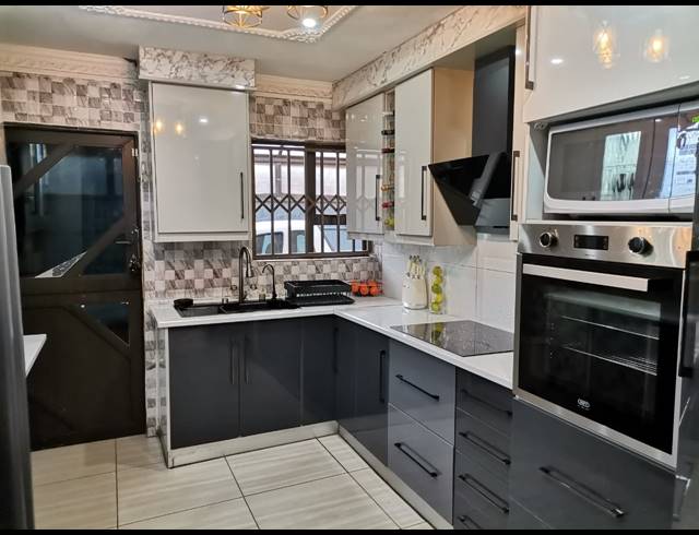 3 BEDROOM HOUSE FOR SALE IN EVATON WEST
